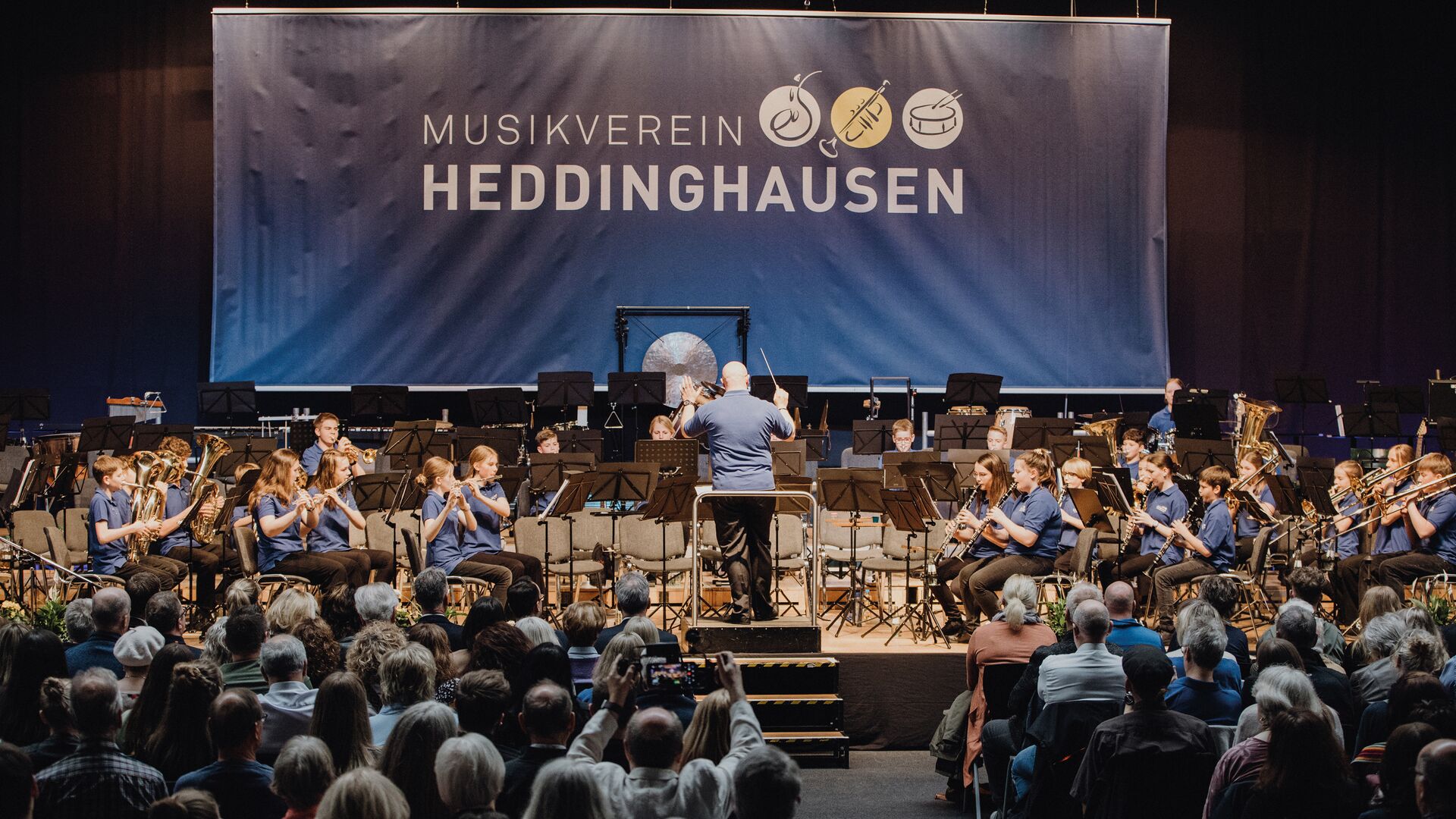 Jugendorchester des Musikverein Heddinghausen beim Konzert auf der Bühne vor Publikum