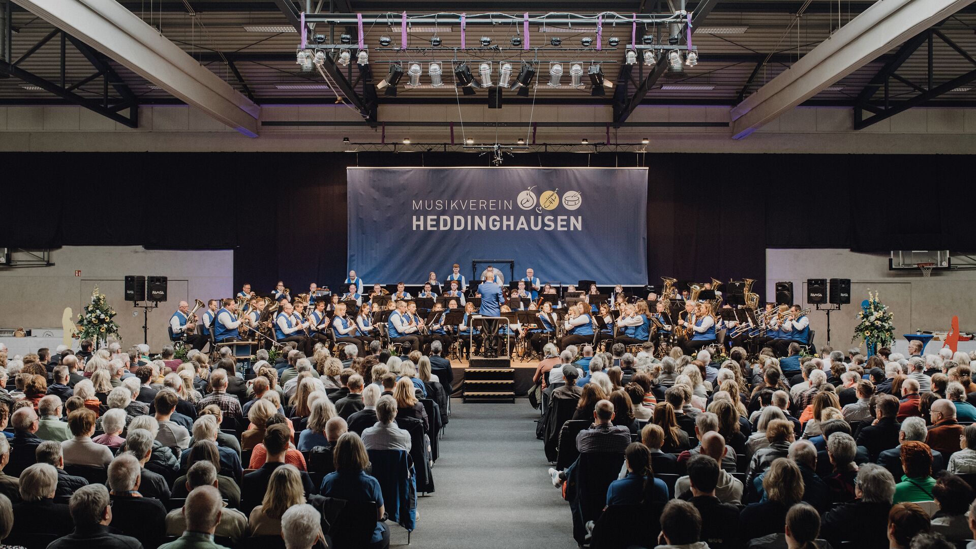 Konzertorchester des Musikverein Heddinghausen beim Konzert in einer vollbesetzten Halle