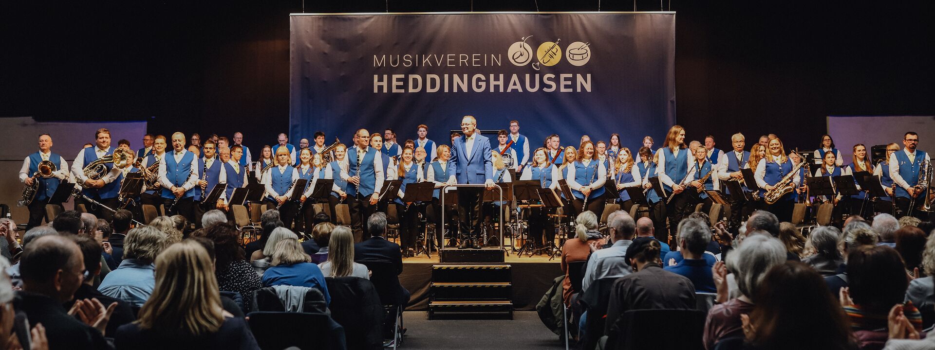 Konzertorchester des Musikverein Heddinghausen beim Konzert auf der Bühne vor Publikum