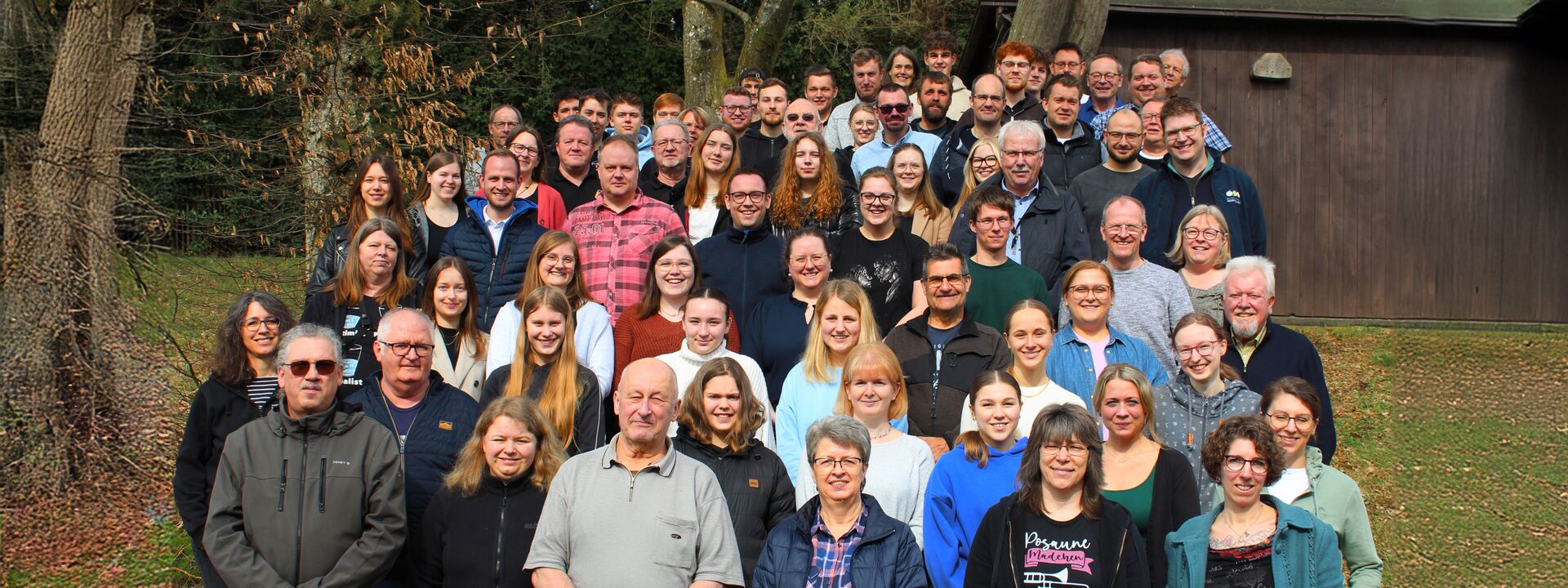 Gruppenfoto der Musikerinnen und Musiker des Musikverein Heddinghausen in Freizeitkleidung im Freien